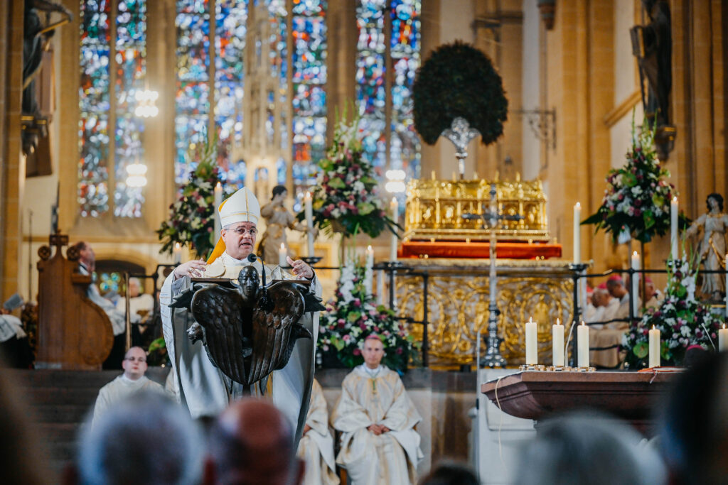  Erzbischof Dr. Udo Markus Bentz stand dem Pontifikalamt am Libori-Sonntag vor, das er in Konzelebration mit Bischöfen aus der Weltkirche zelebrierte. Foto: Besim Mazhiqi / Erzbistum Paderborn