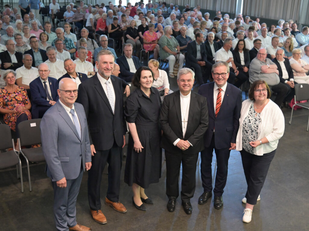 Zahlreiche Landwirtinnen und Landwirtinnen waren zur Libori-Landvolkkundgebung gekommen, um unter anderem das Grußwort des neuen Paderborner Erzbischofs Dr. Udo Markus Bentz (3.v.r.) und die Festrede des bayerischen Bauernpräsidenten Günther Felßner (2.v.l.) zu hören. Foto: Maria Aßhauer / Erzbistum Paderborn  